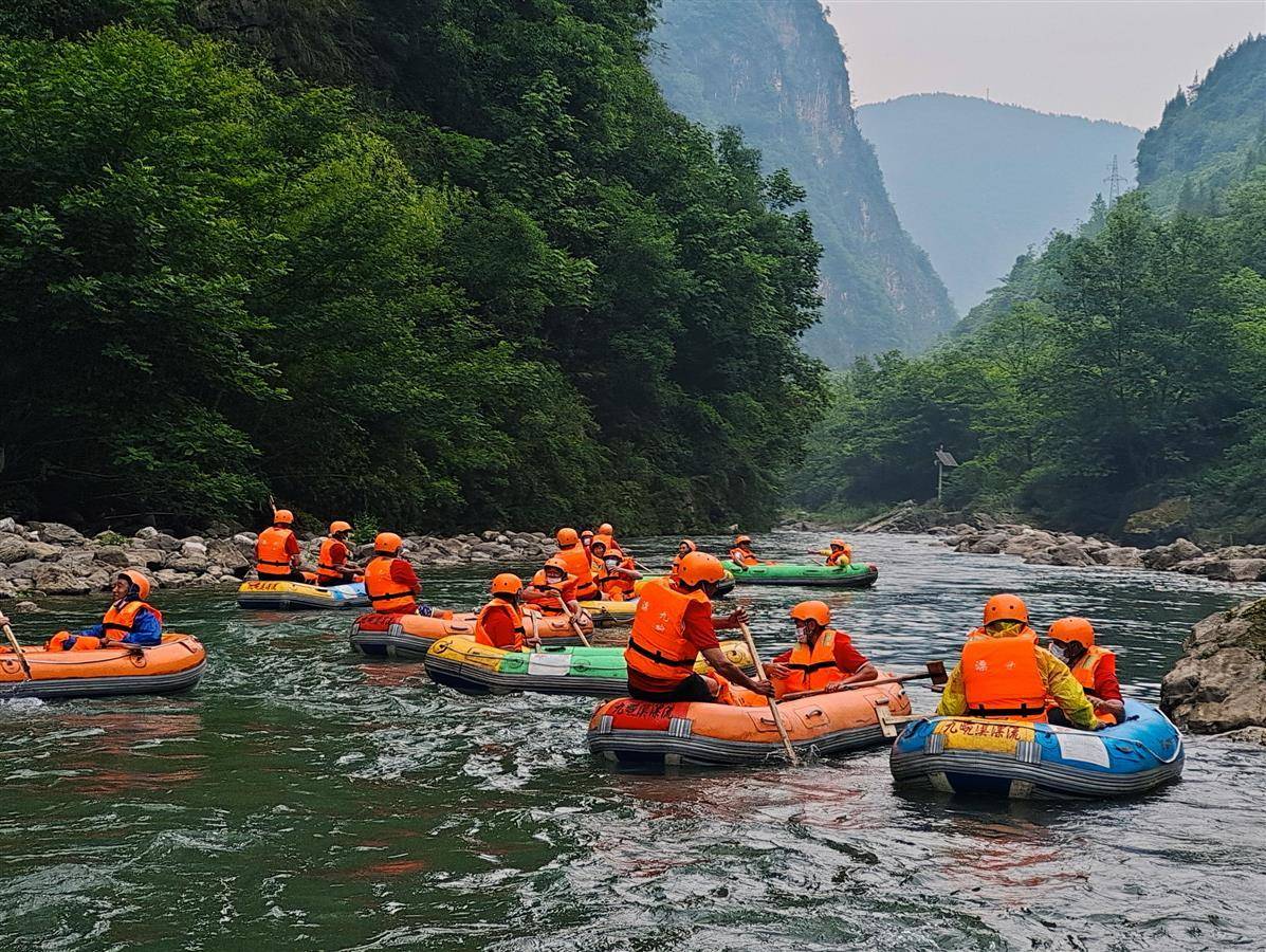九畹溪漂流景区200名游客首漂