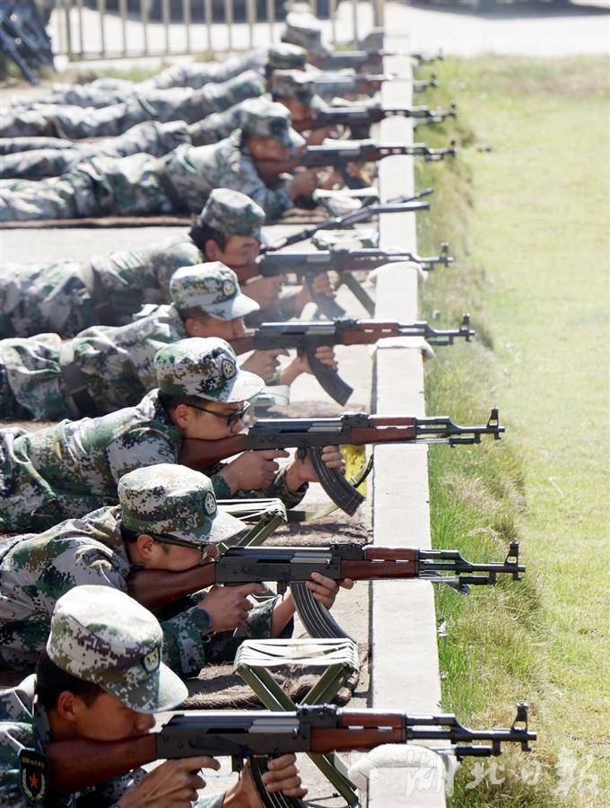 伤员救护,防毒面具佩戴,机关干部手枪实弹打靶,民兵突击步枪实弹打靶