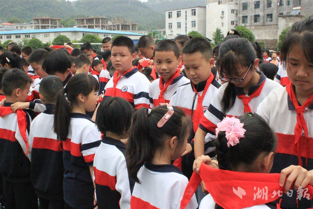 争做好少年建始七里坪小学120余名同学光荣入队