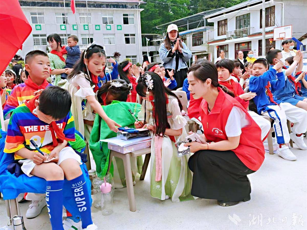 "5月31日,在恩施大峡谷风景区管理处前山小学,留守儿童给未成人保护站