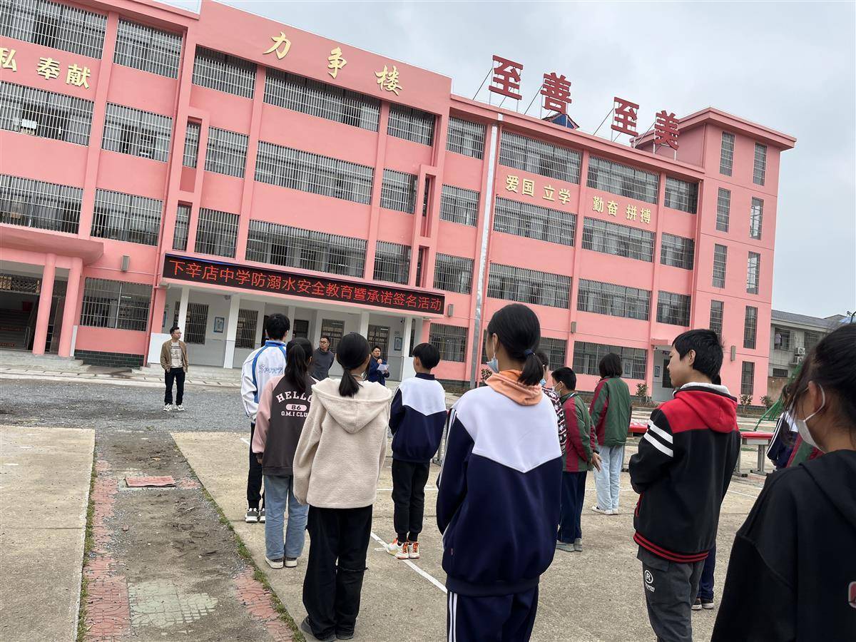 "这是云梦县下辛店镇中学老师为学生们开展防溺水主题班会的一幕