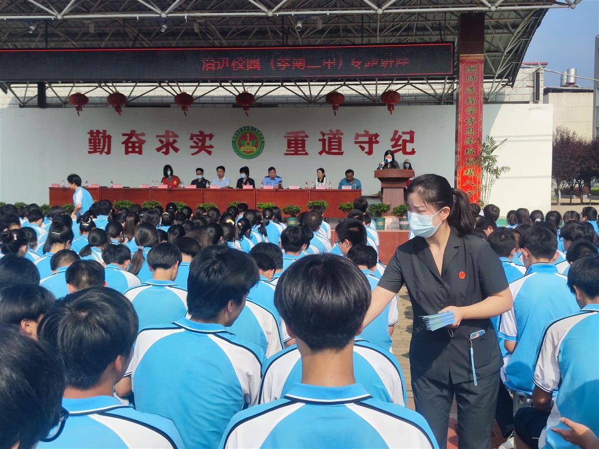 这所中学有了法官工作室