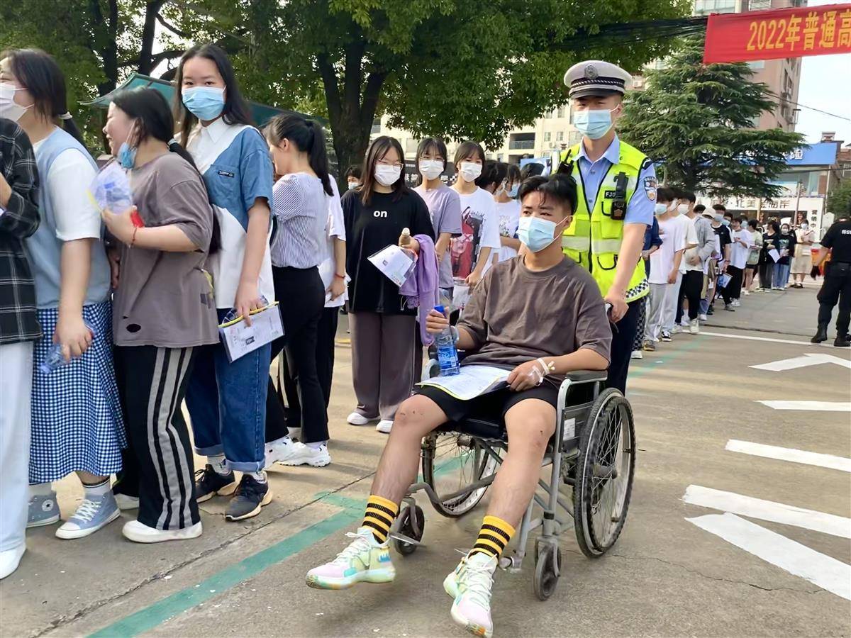 湖北日报讯(通讯员程国辉,王应明,黄池)6月7日8时许,在应城二中考点