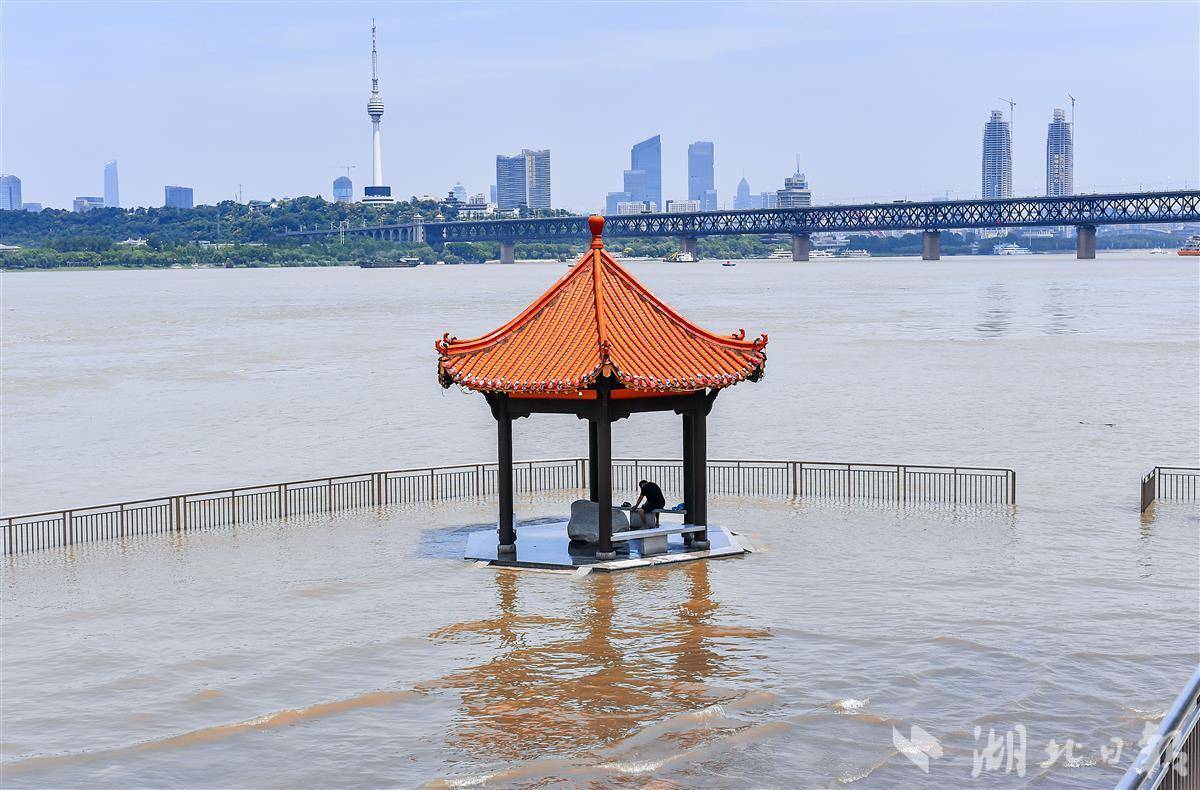 江水漫上武昌黄花矶凉亭