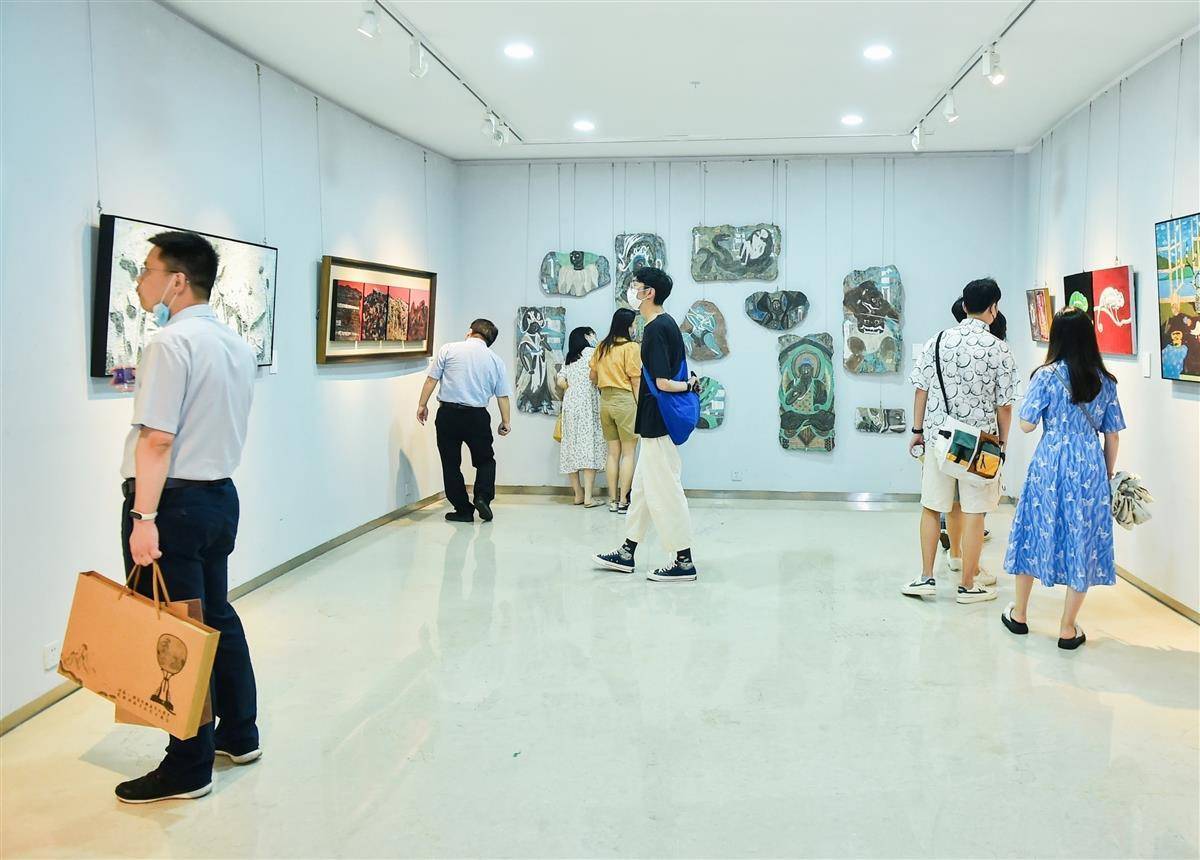 江汉大学美术馆拉开帷幕,油画,中国画,综合材料,公共艺术等60件优秀