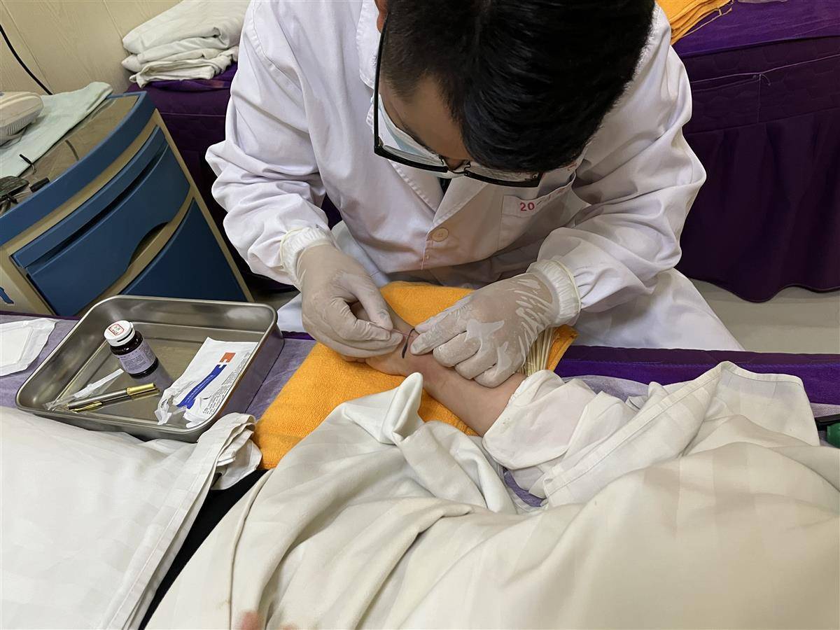 小针刀巧治拇指痛患者感激送锦旗