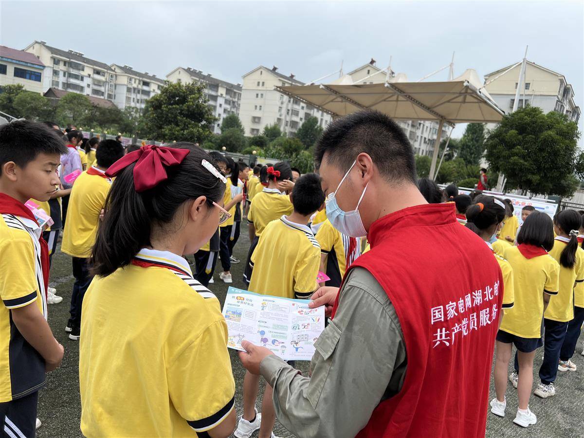 湖北日报讯(通讯员张弘 徐家睿"断开电插板,安全不触电;钓鱼放风筝