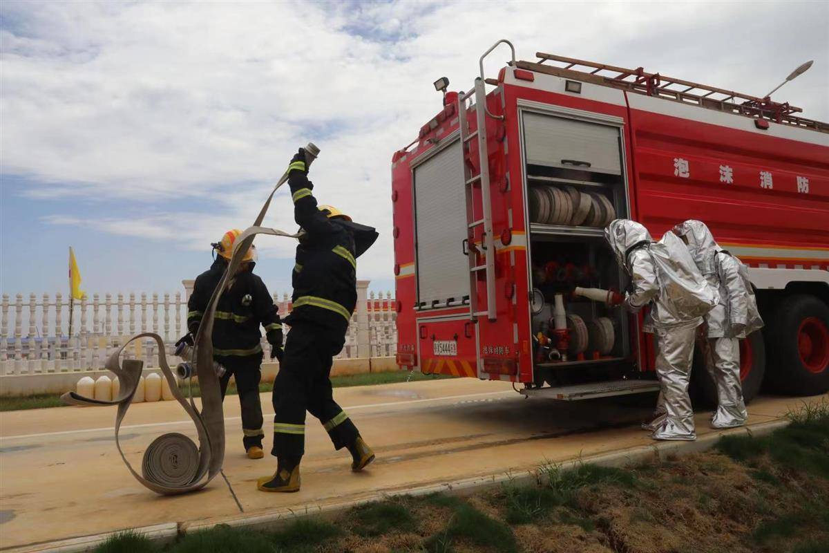 枝江消防联合中国石油宜昌油库开展油罐冒顶火灾事故应急演练