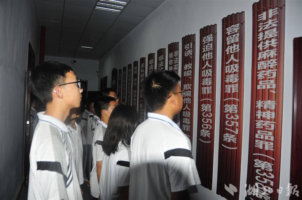 "6月26日,在国际禁毒日到来之际,巴东县第二高级中学师生庄严宣誓,以