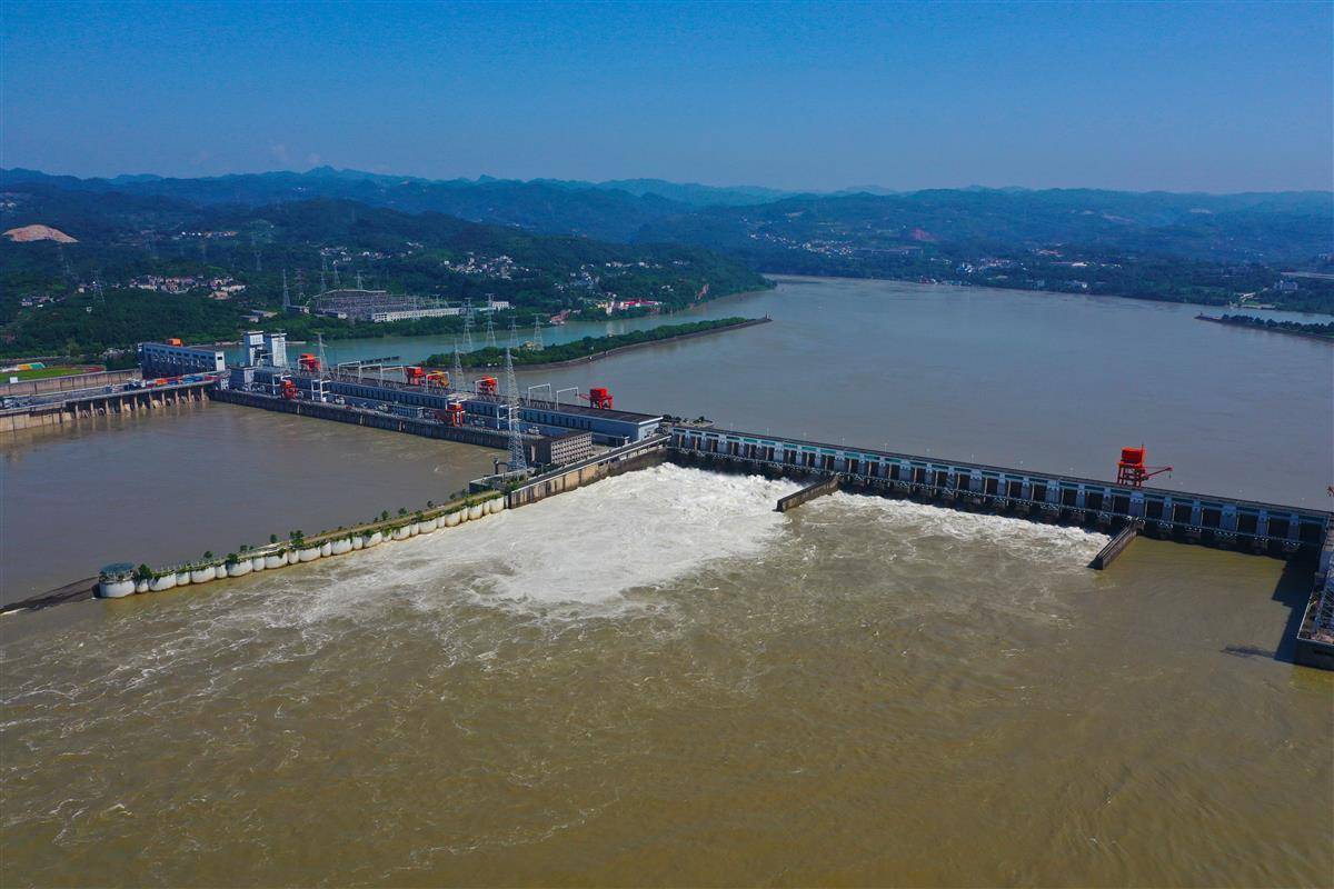 葛洲坝今年首次开闸泄洪 - 湖北日报新闻客户端