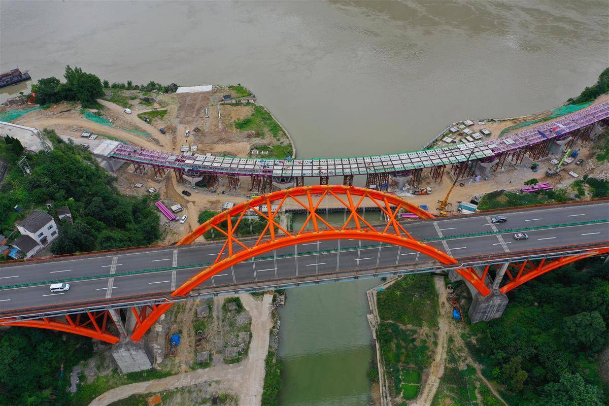 285米的348国道三峡旅游公路控制性工程莲沱大桥进入桥面铺设攻坚阶段