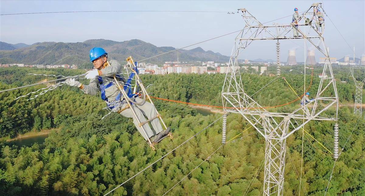 跑山电工高空作业除隐患
