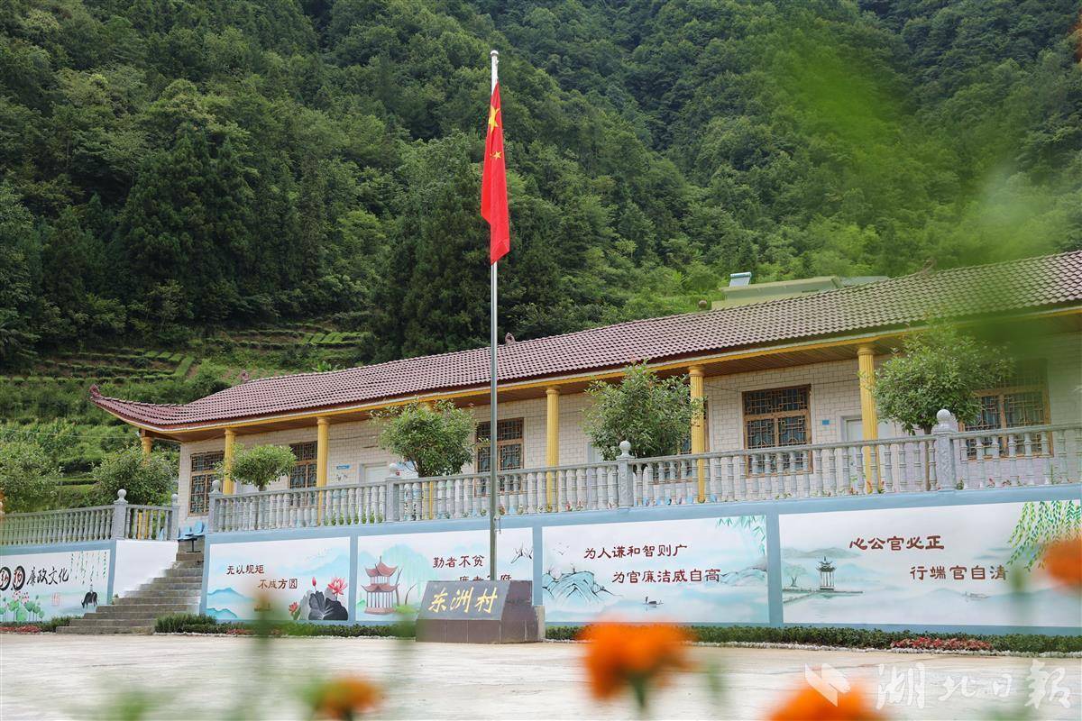 "小暑以来,走进鹤峰县下坪乡东洲村,一幅幅精美的村屋壁画映入眼帘