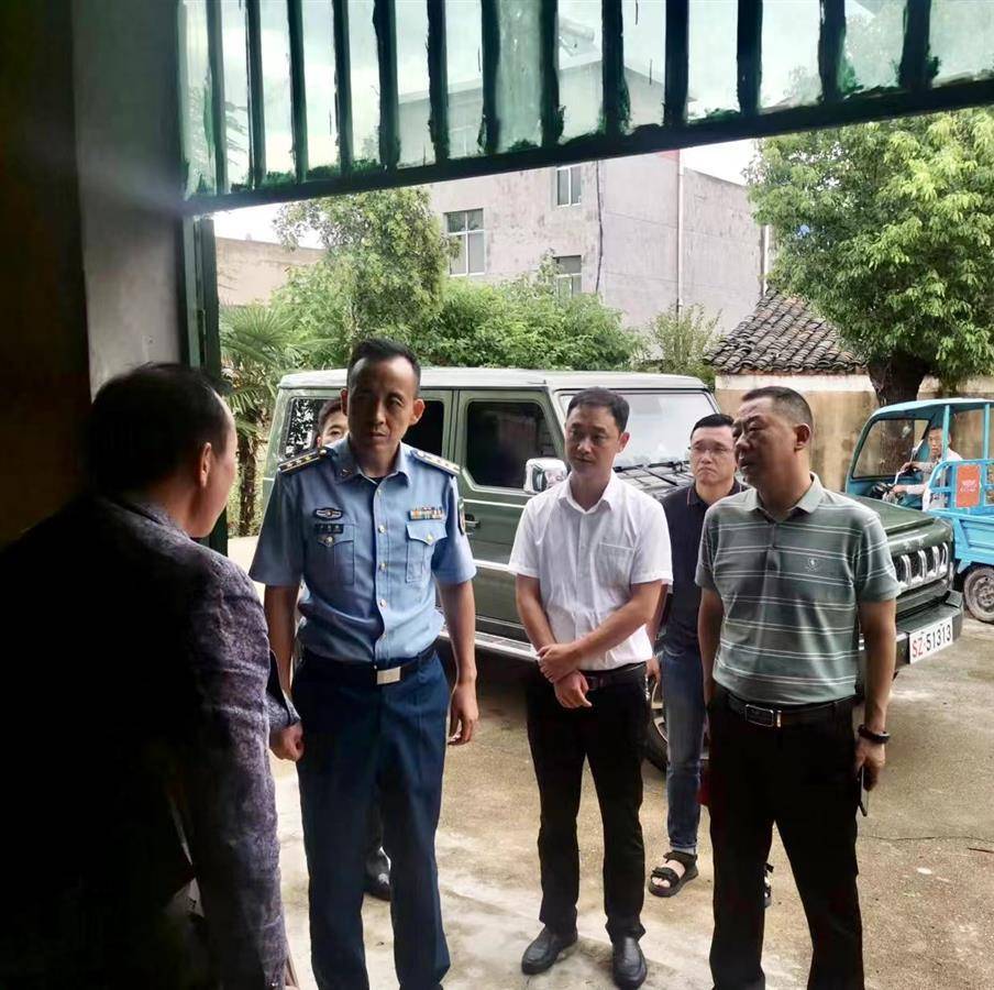 杨建辉)7月26日,云梦县人武部政委李国强到曾店镇开展走访慰问暨下