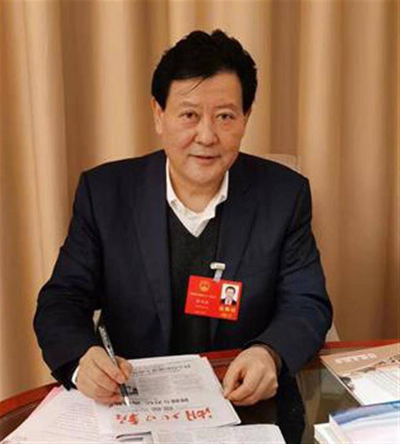 省人大代表,屈姑食品有限公司董事长李正伦建议支持宜昌柑橘种业"芯片