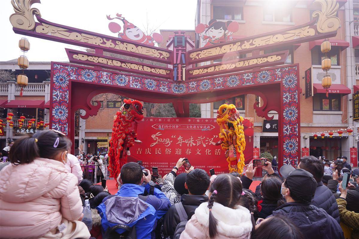 龙腾狮跃闹元宵吉庆街上民俗活动别样火