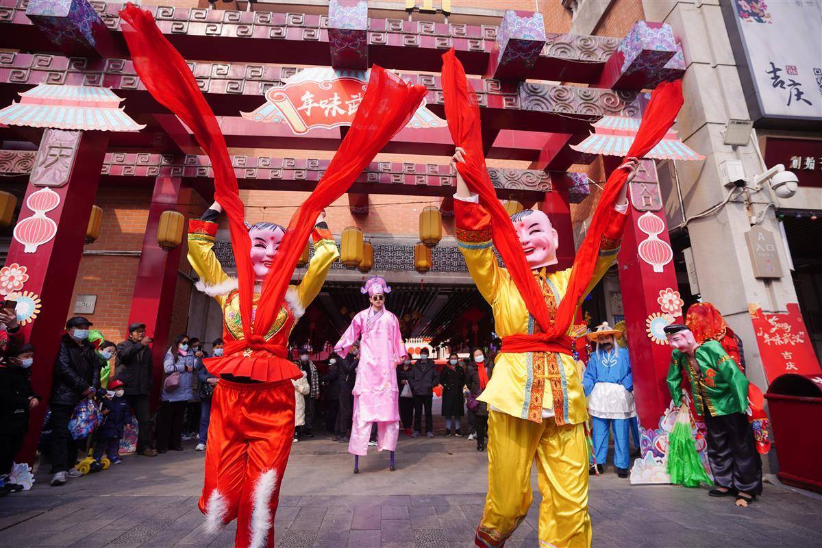 龙腾狮跃闹元宵吉庆街上民俗活动别样火