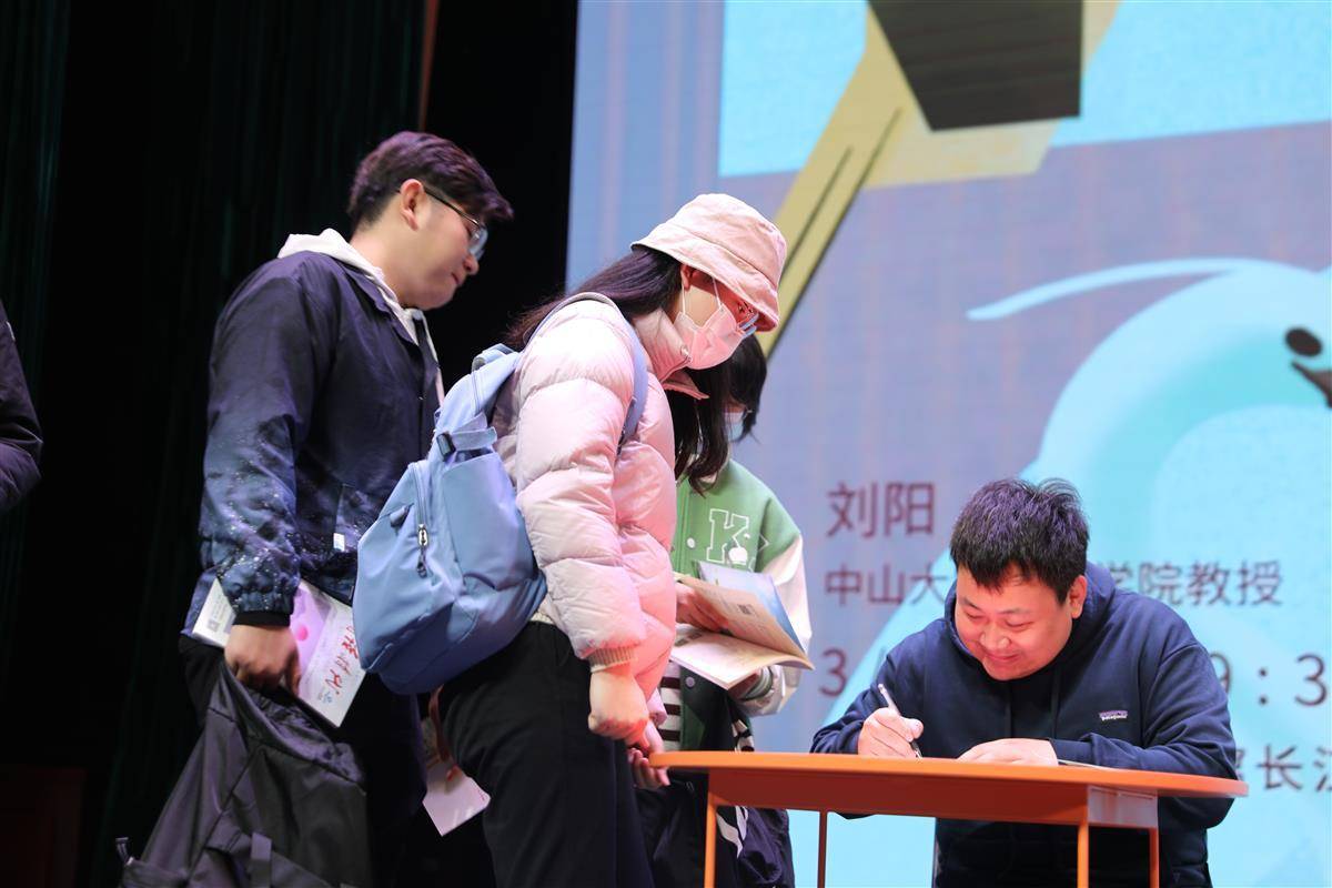 鸟有“方言”吗 ,40克重的小鸟一天能飞多远?鸟类学家刘阳长江讲坛揭秘 - 湖北日报新闻客户端