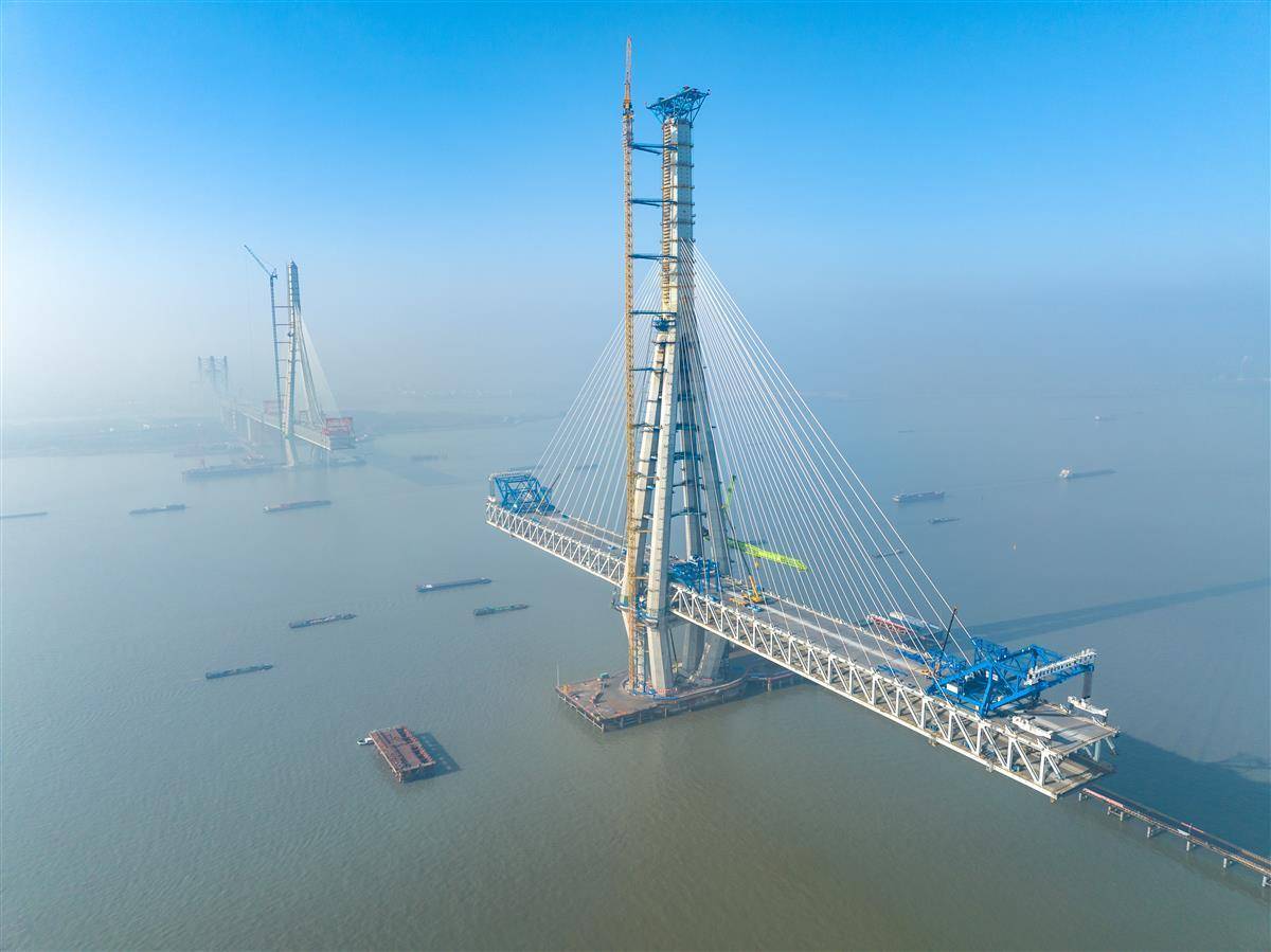 鄂产全球最大吨位桥面吊机投用常泰长江大桥 - 湖北日报新闻客户端