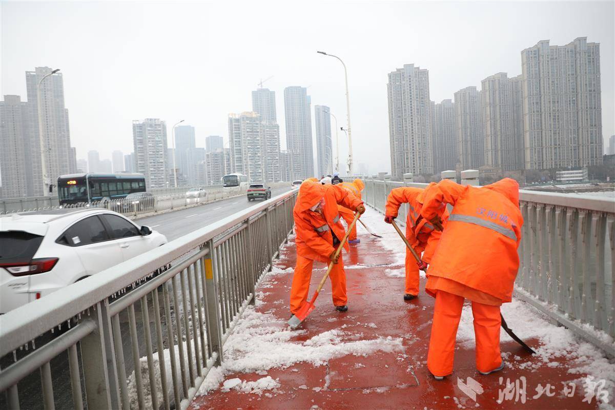 确保道路畅通武汉城管全力以赴战冰雪