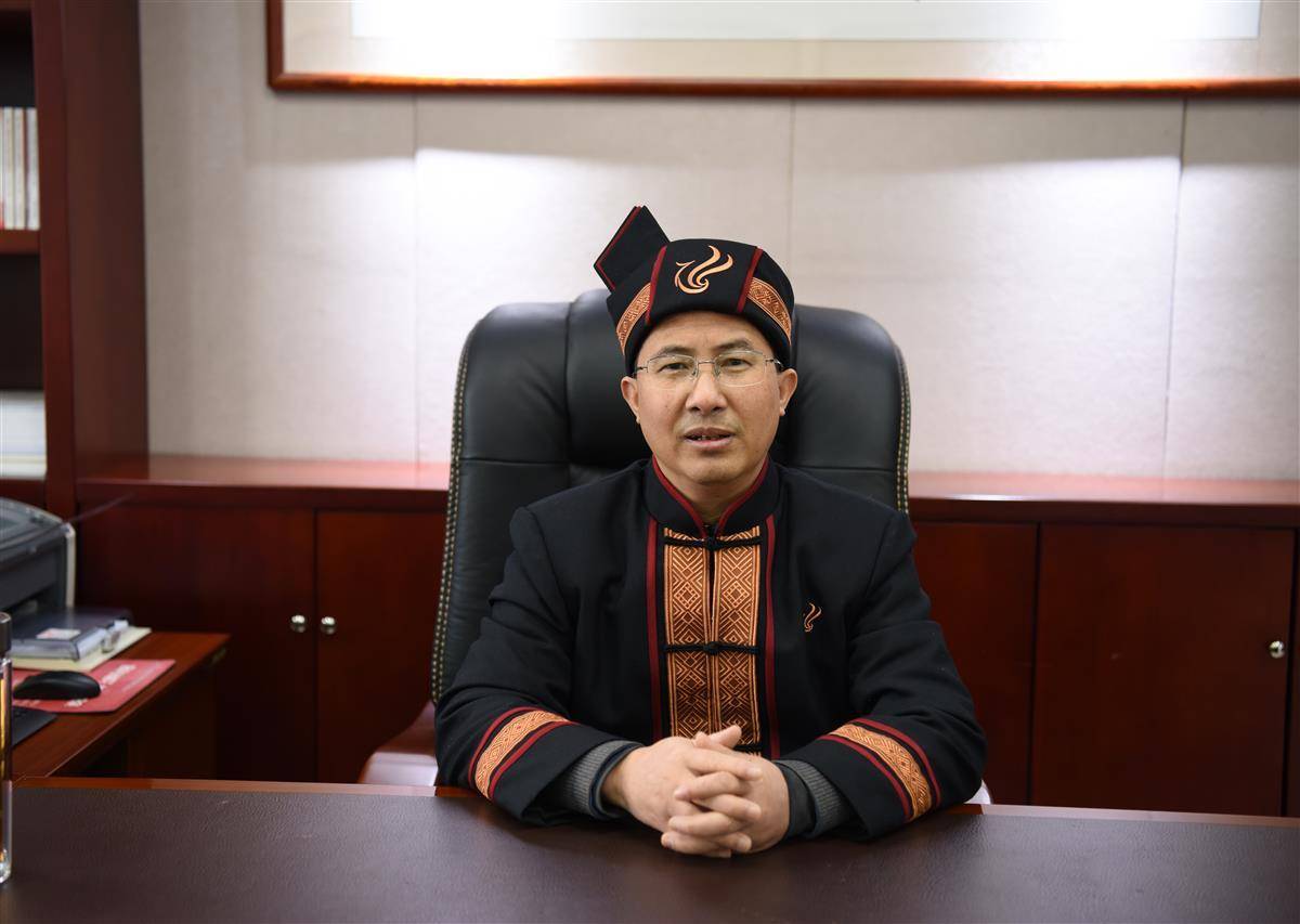 全国人大代表,广西罗城仫佬族自治县县长吴国军.