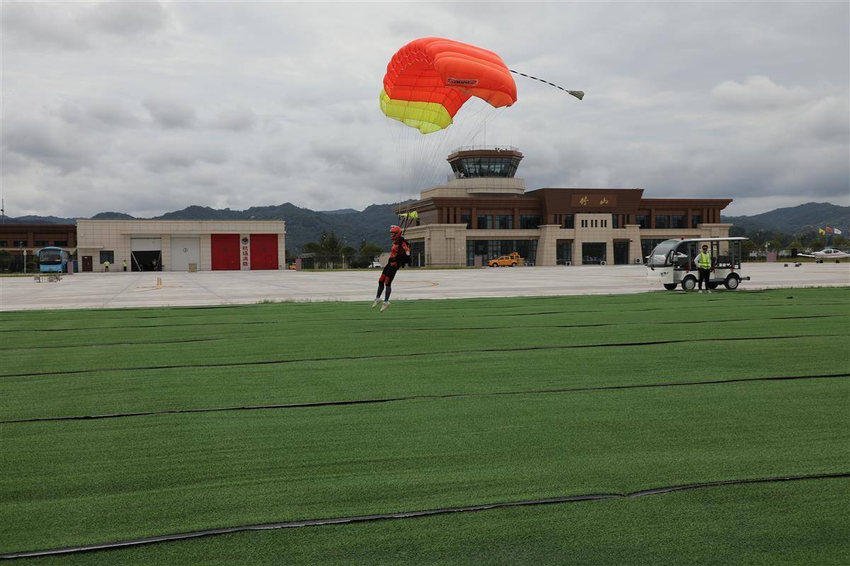 当天中午1时许,在确定天气状况具备跳伞条件后,训练正式开始