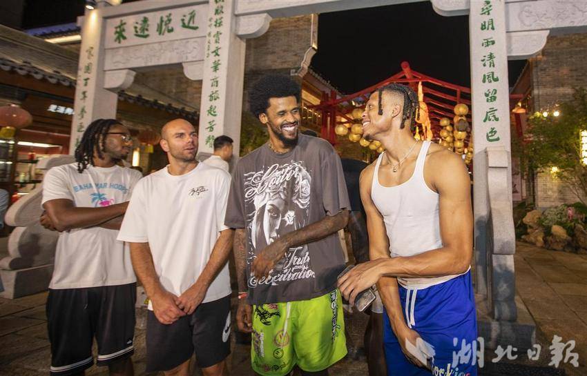 image_945404_2025年8月11日,参加洲俱杯篮球赛的球员在湖北襄阳管家巷景区体验古城风情。.jpg