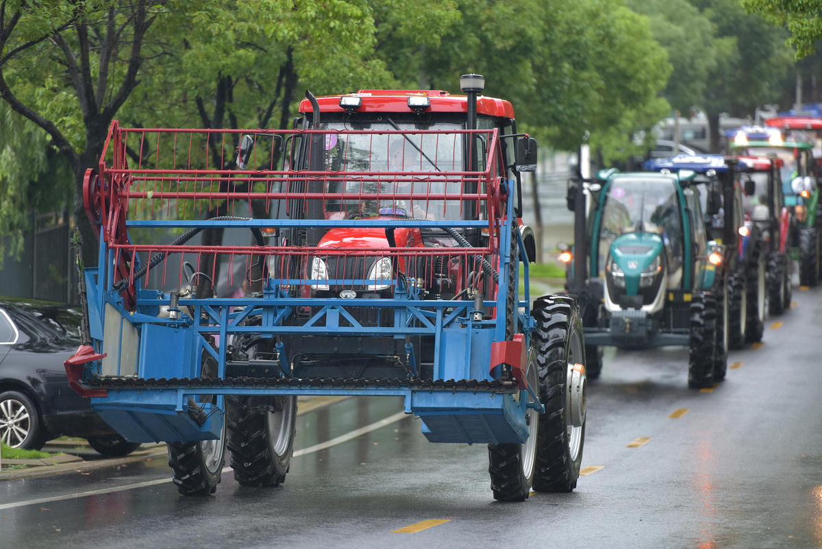 硬核毕业礼华中农大毕业生校园内开拖拉机