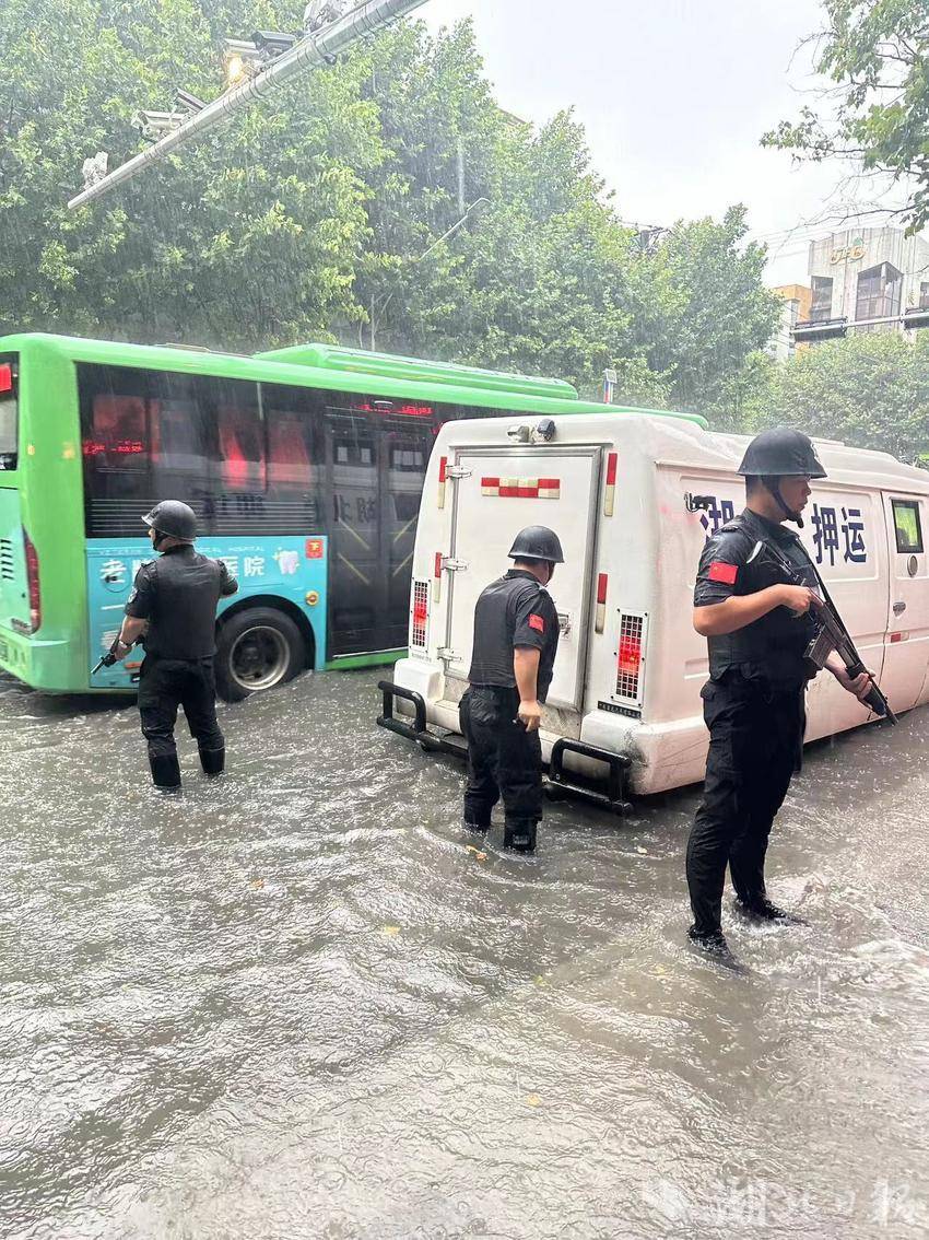 “无惧风雨 使命必达” 仙桃市武装押运公司从容应对强降雨保金融平安 - 湖北日报新闻客户端