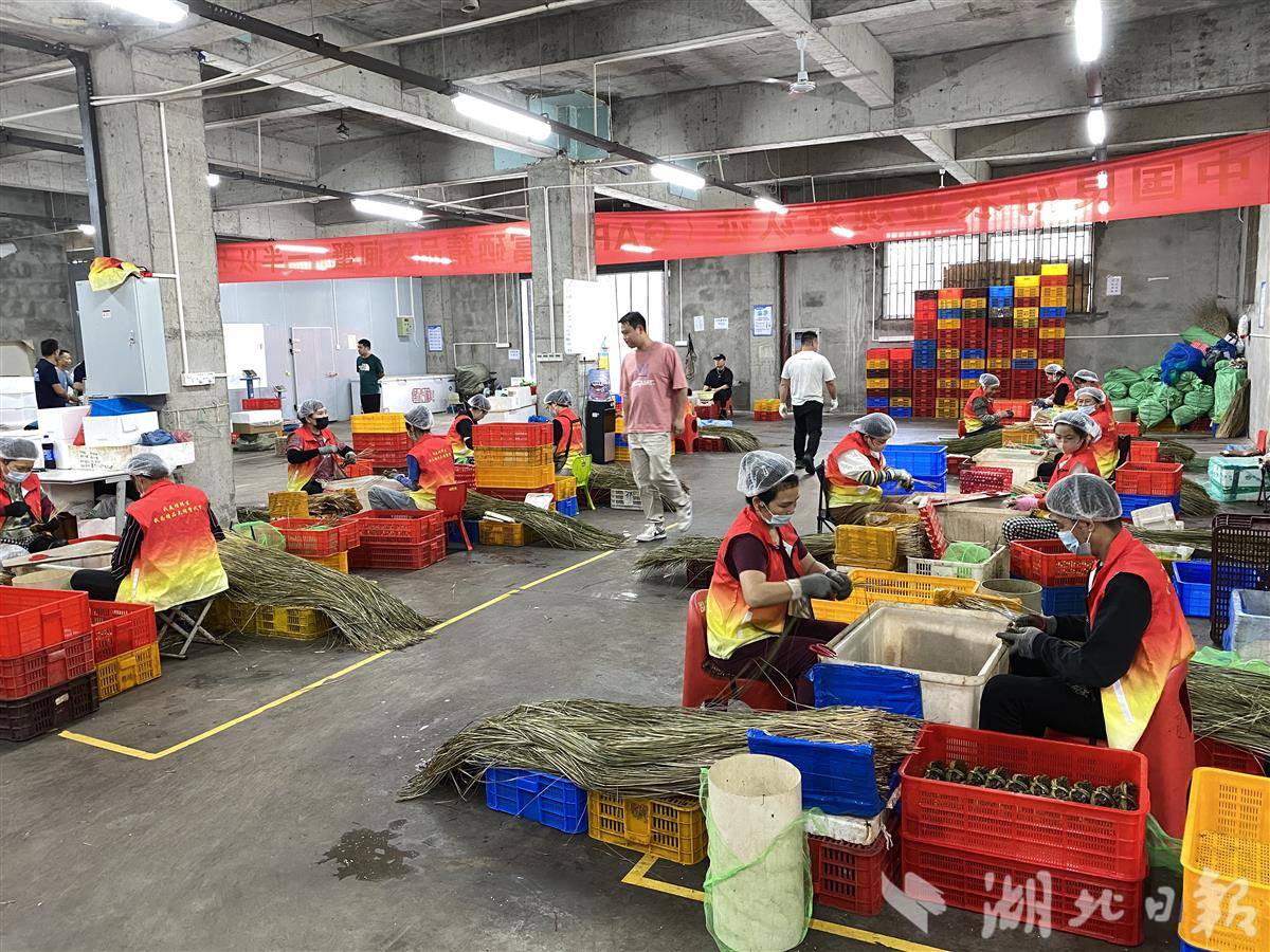 湖北靖鲜生供应链有限公司仓储中心正在打包大闸蟹。（记者刘天纵摄）.JPG