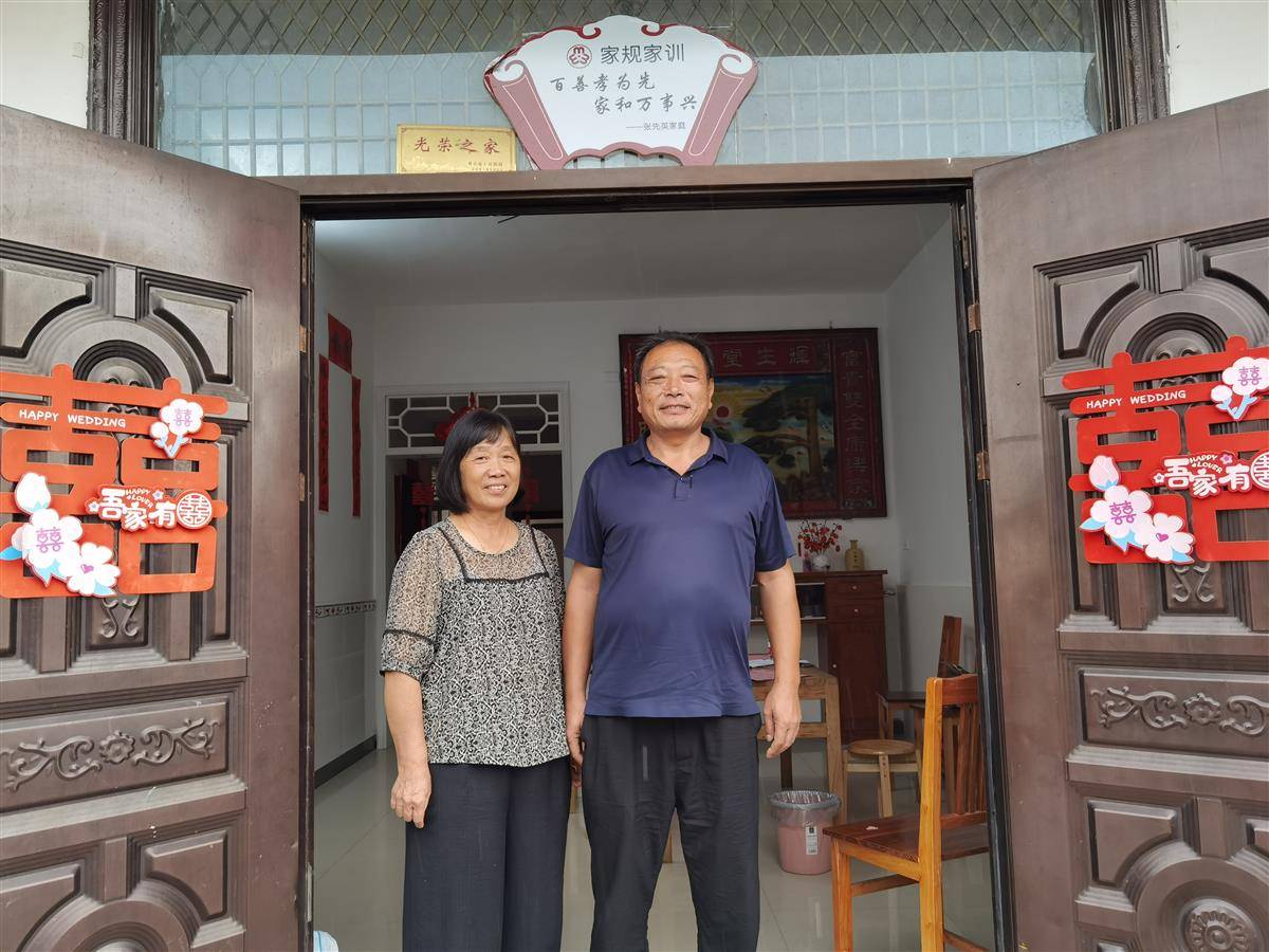 熊成龙（右）与张先英家庭。 (2).jpg