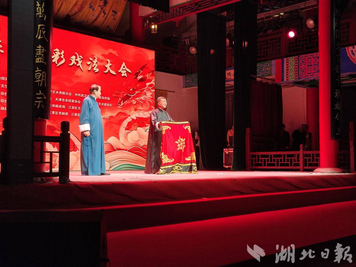 002 古彩戏法大师肖桂森，和徒弟一起表演。.jpg