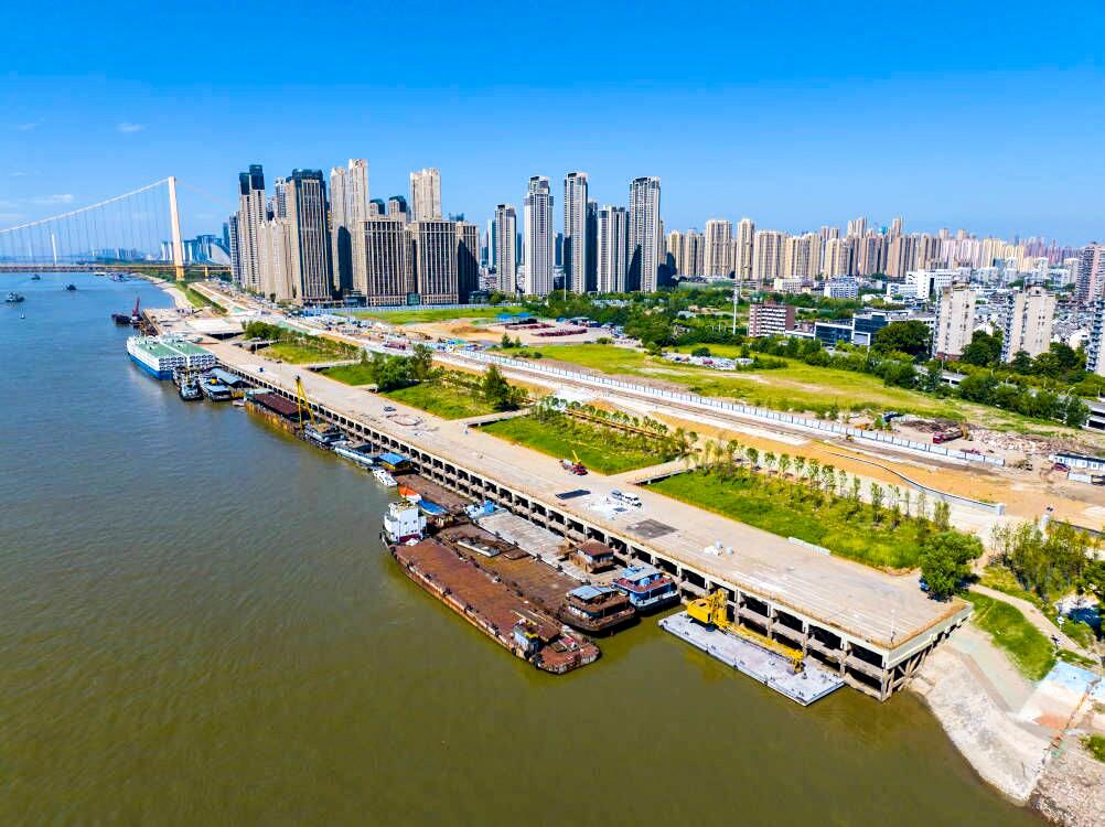 位于汉阳江滩与杨泗港长江大桥连接段的武汉市杨泗港都市t台建设现场