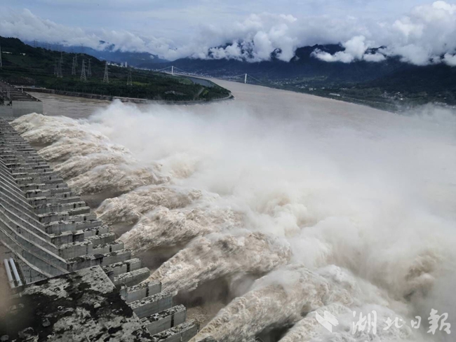 三峡大坝迎建库以来最大洪峰首开11孔泄洪