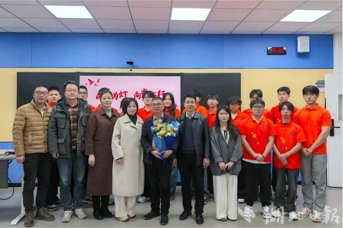 师生合影(拍摄:羊一淳 李延明).jpg 师生合影(拍摄:羊一淳 李延明).jpg