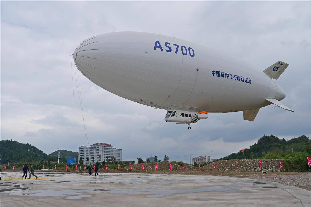 湖北造载人飞艇“祥云”AS700。（湖北日报全媒记者 王际凯 摄）.jpg