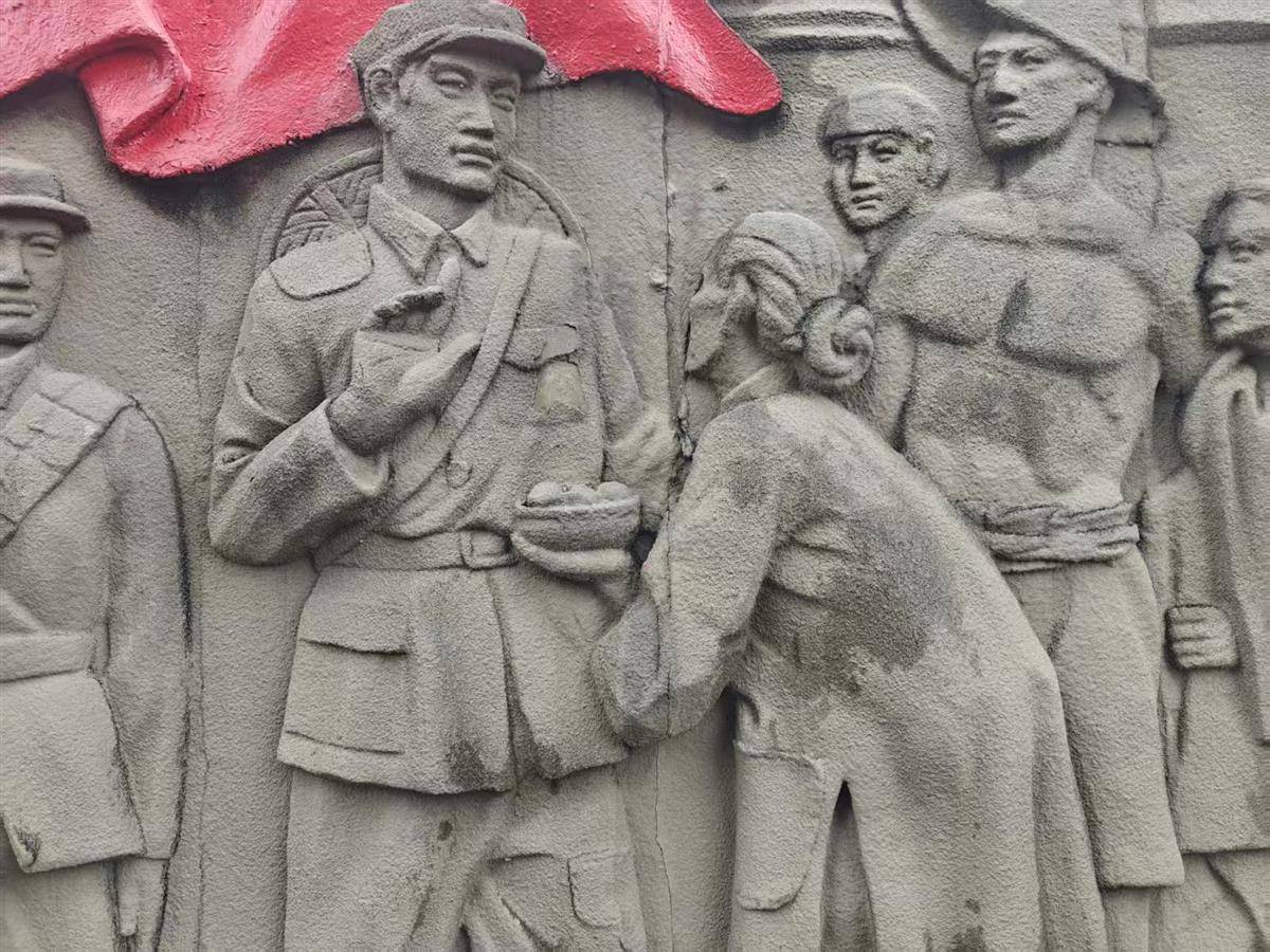 村民何大妈正在给红军送饭。（湖北日报全媒记者 曹雯 摄）