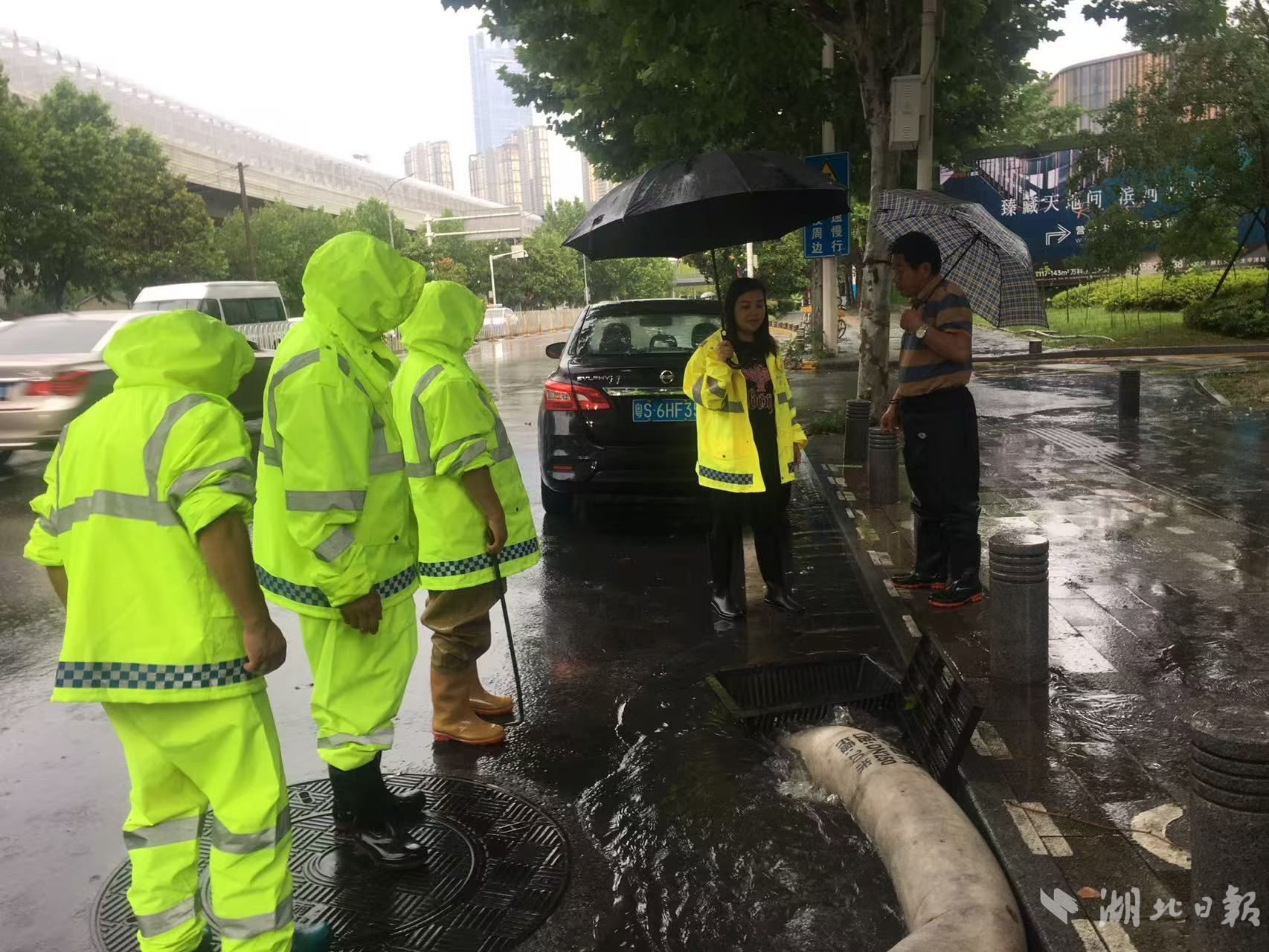武汉水务部门工作人员进行应急处置