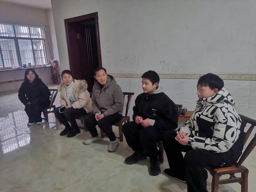 谷城县盛康二中教师冒雨走访留守孩子