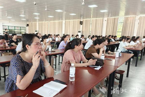 守护花开 师者健康——汉江科技学校请专家作女性健康管理科普讲座 - 湖北日报新闻客户端