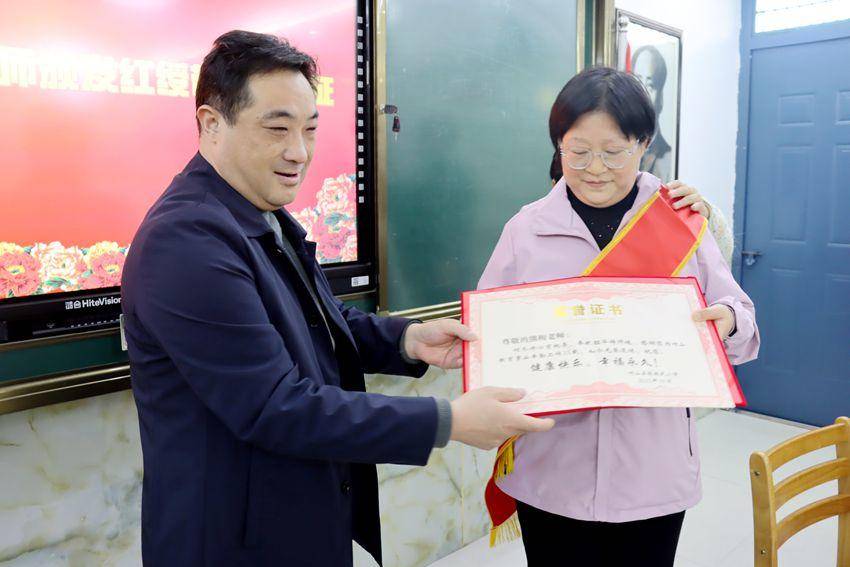 竹山县张振武小学:情暖重阳 薪火相传 - 湖北日报新闻客户端