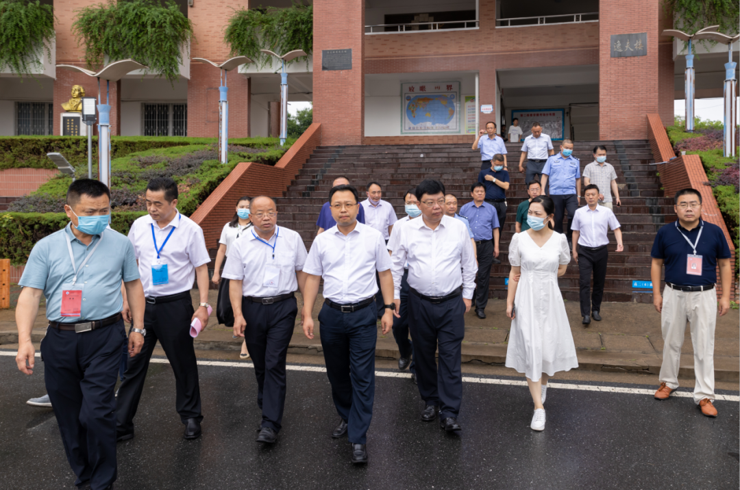 黄国威一行先后前往安陆一中,安陆中等职业技术学校,安陆二中等考点