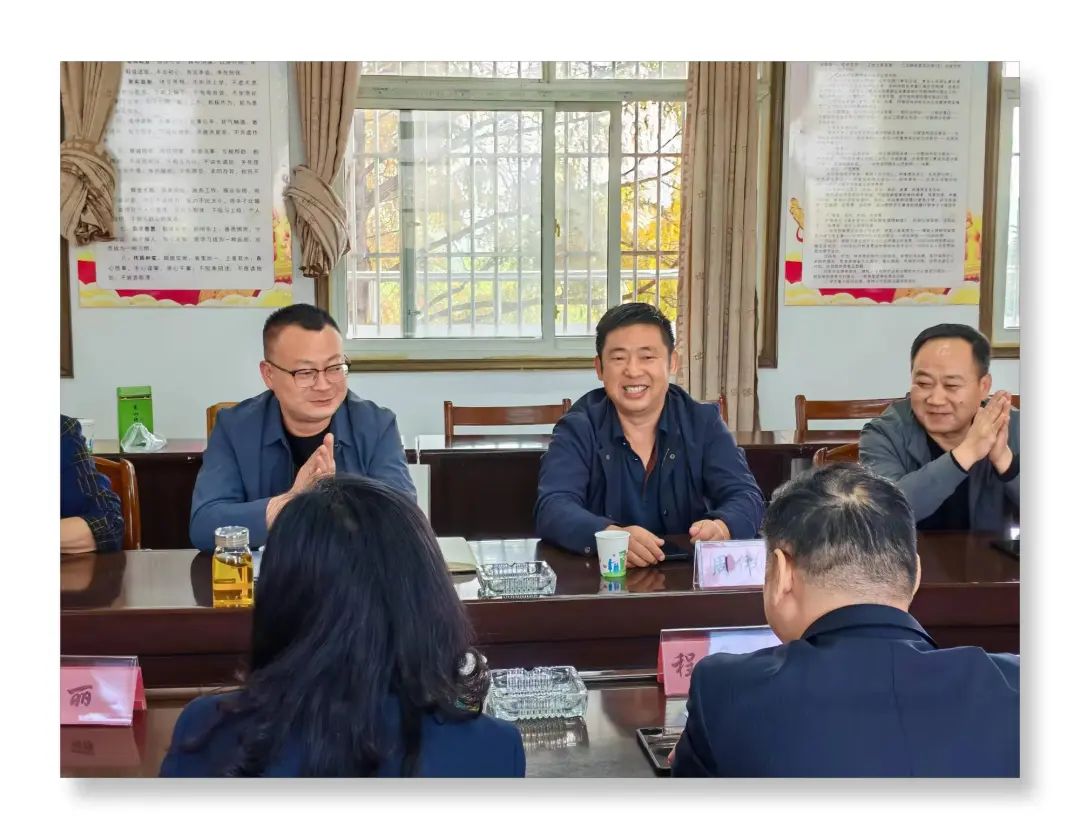 第二实验初级中学党委书记周伟民感谢新华保险公司对学校教职员工无私