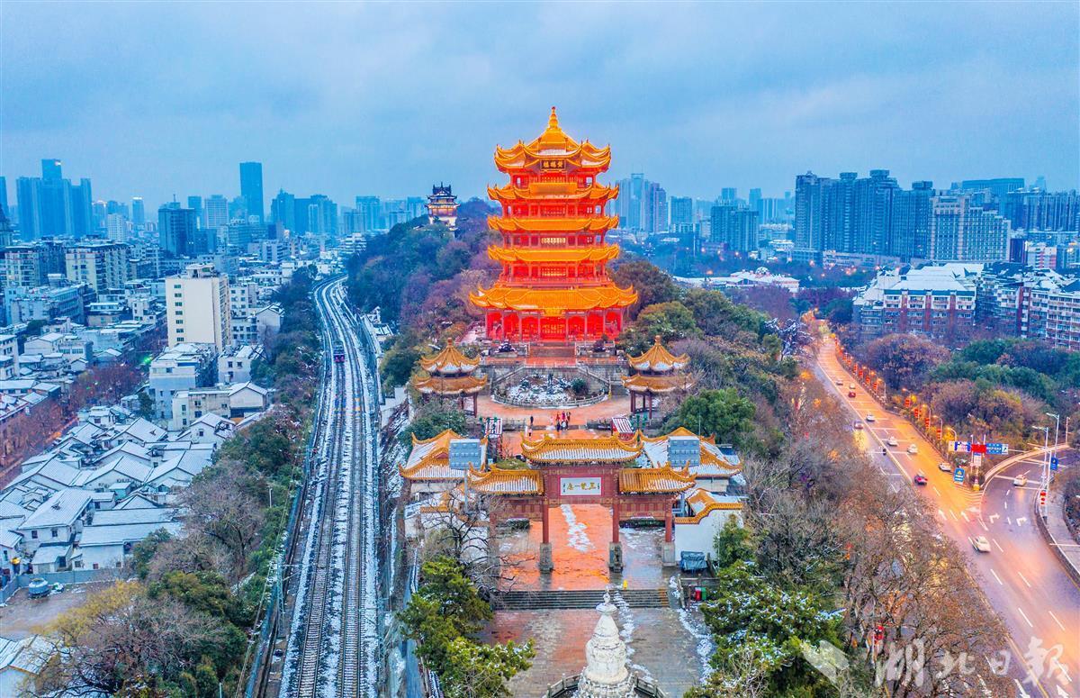 武漢下起大雪,俯瞰雪後的武漢長江大橋,黃鶴樓,紅樓等標誌性建築,夜景