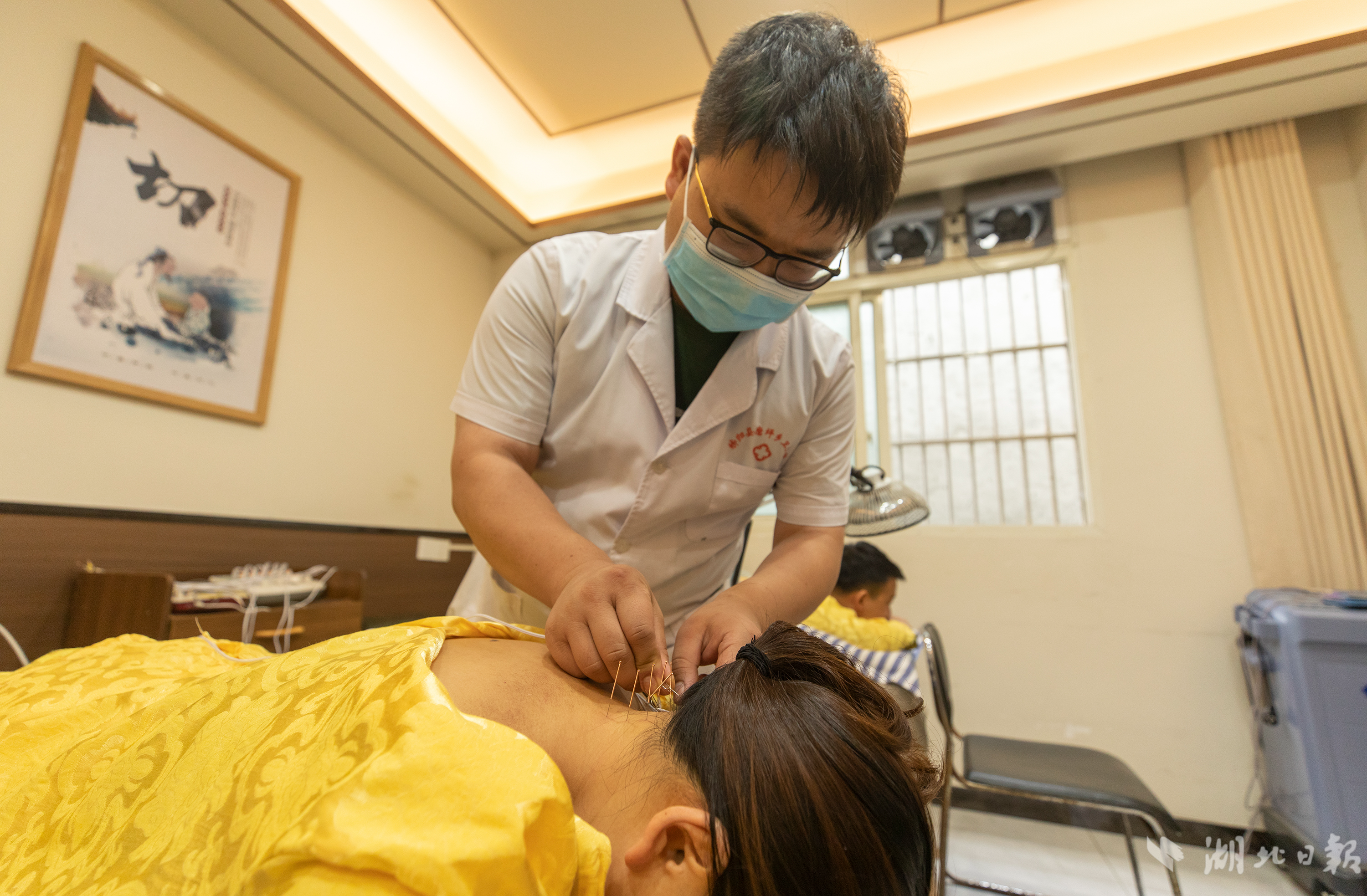 8月20日，村民在磨坪乡卫生院国医馆理疗。 梅雪飞 摄 (2).jpg