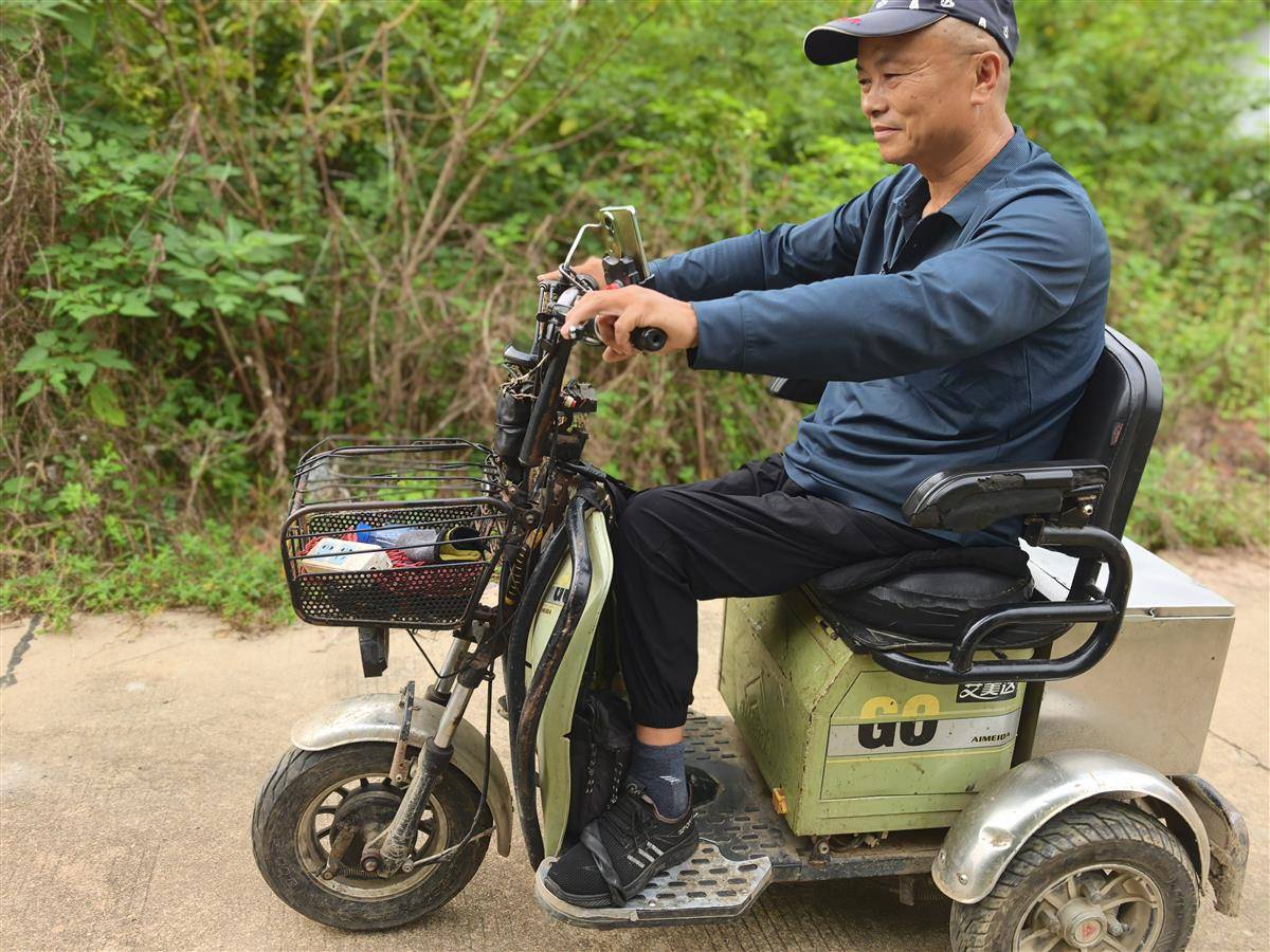 高位截瘫的池汉桥走村串户开展志愿服务。（湖北日报全媒记者 方桐 摄） (5).jpg