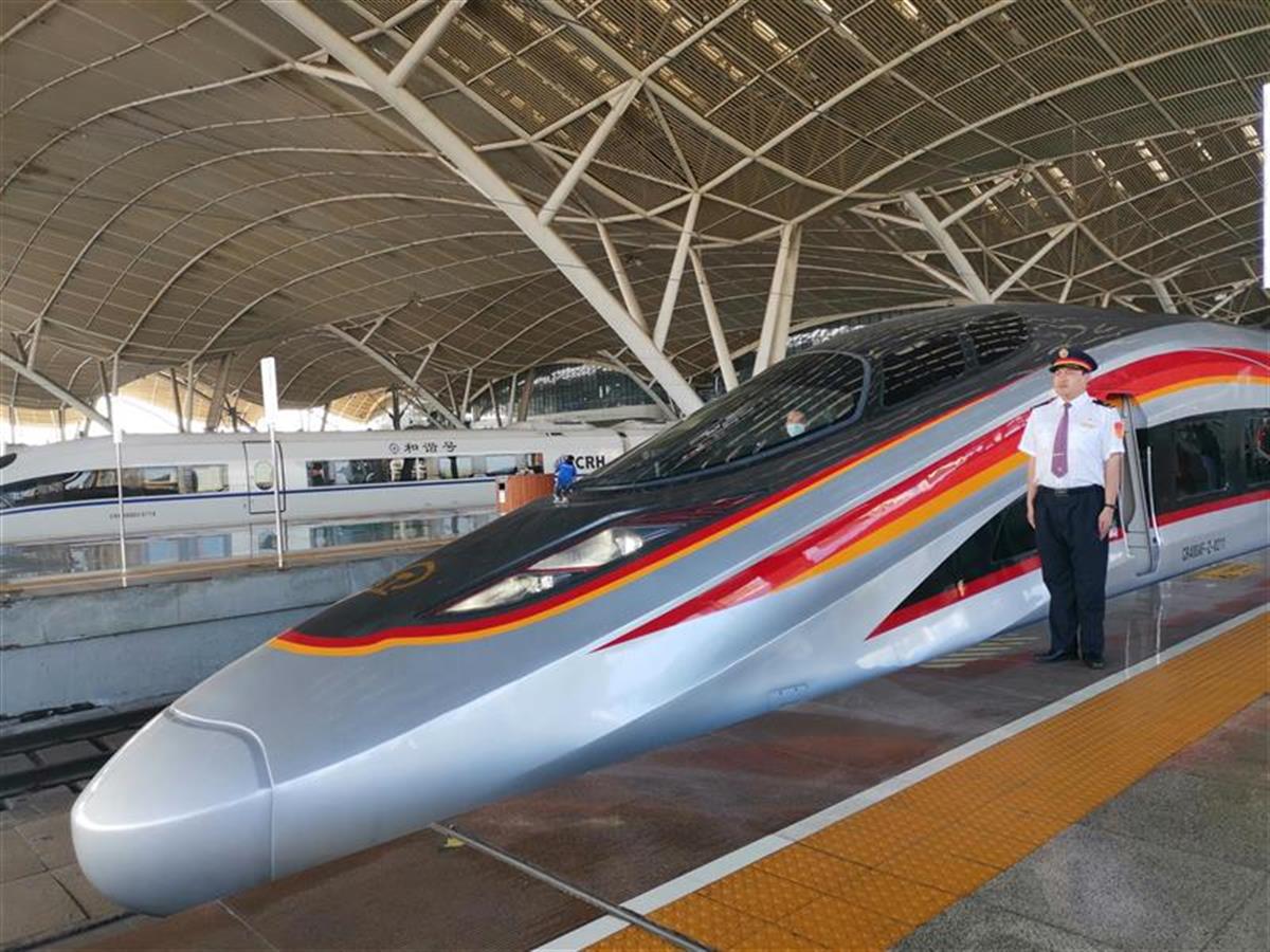 据介绍,g66次列车是"cr400af-z"型复兴号智能化动车组,动车组采用了新