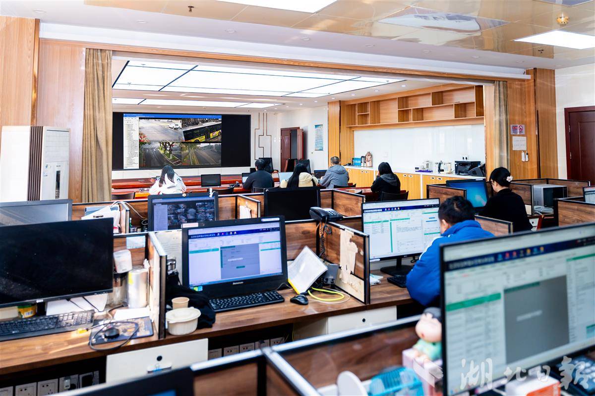 在江岸区城市管理指挥中心，工作人员认真倾听、调度处置群众诉求 (1).jpg