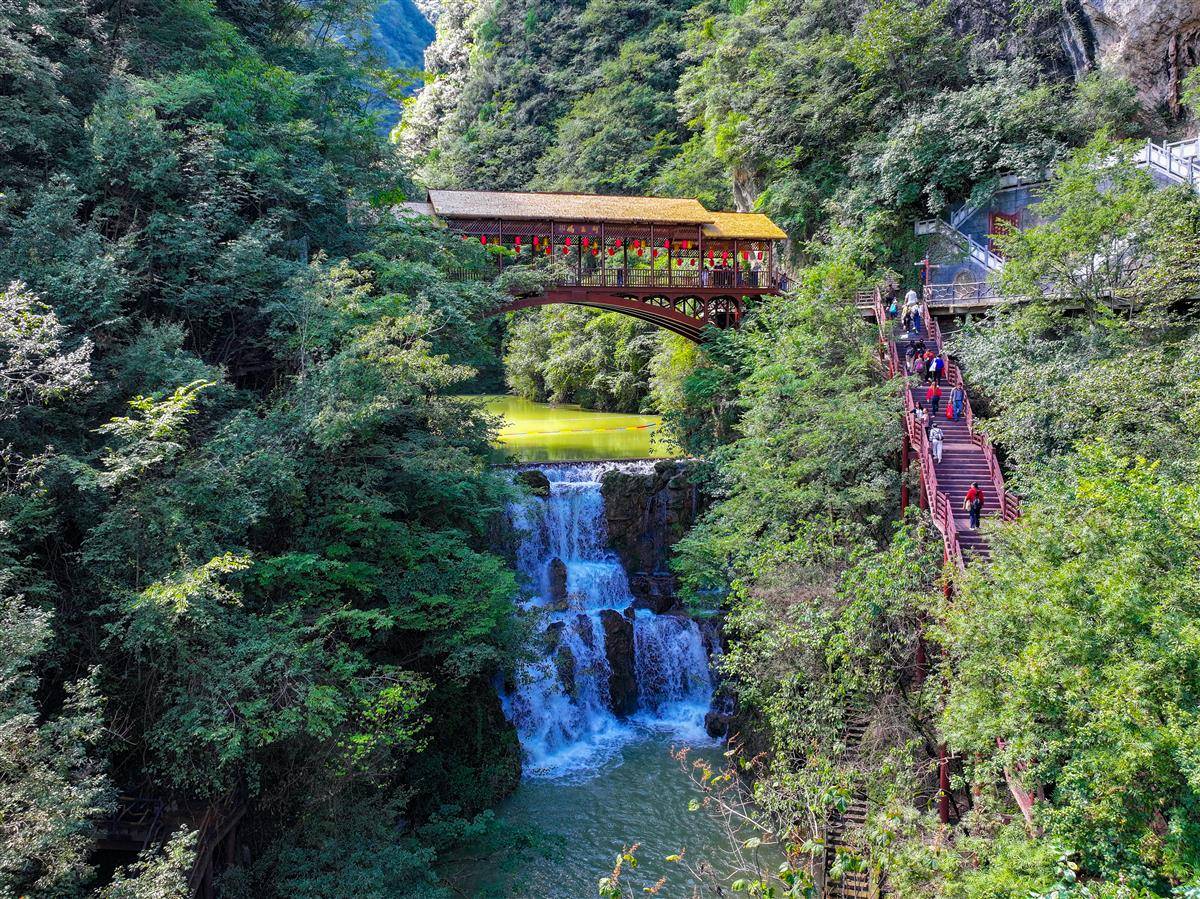 五道峡景区门内的荆玉桥。（湖北日报全媒记者 赵怡然 摄）.jpg