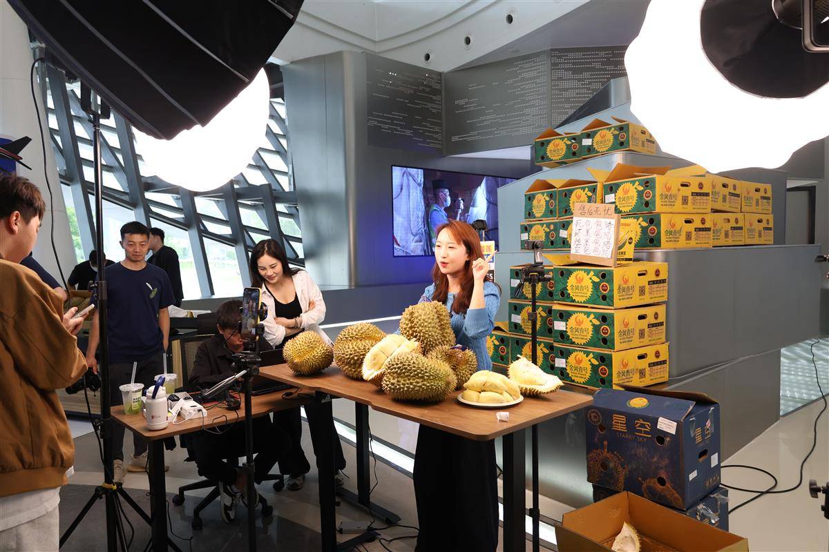 活动现场外大厅，湖北机场集团航空供应链有限公司直播销售泰国榴梿。湖北日报全媒记者 周鹏 摄